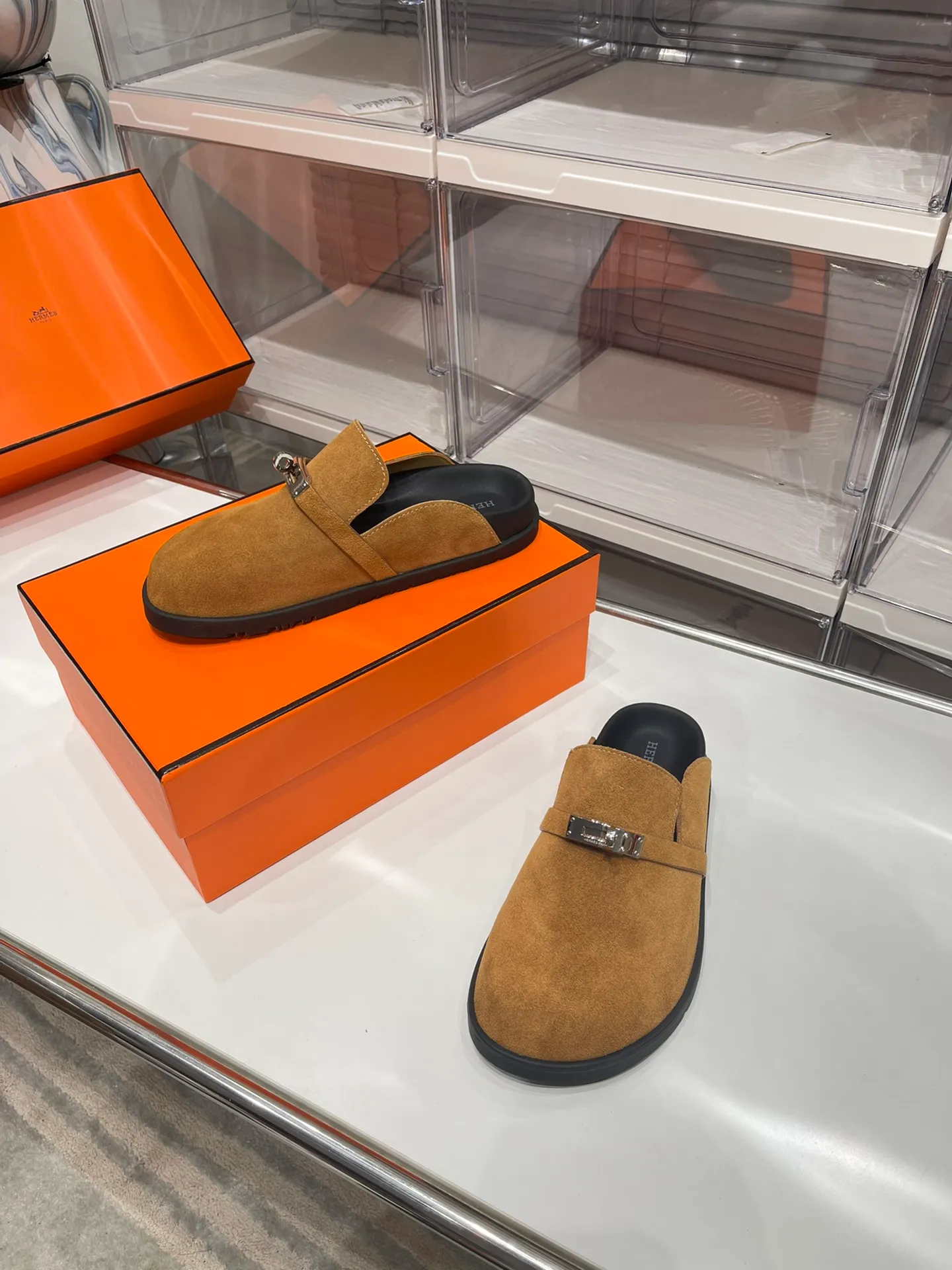 [H Family Hermès] P: 540💰 Size: Male 39-44 (45 46 customized) Female 35-40 (41 42 customized) HERMES Hermès latest kelly buckle couple style Birkenstock slippers, classic family language design! It looks good no matter how you match it! Casual and high-end feeling, the comfort is also great, paired with a variety of colorful socks, it gives a trendy and high-end feel ●Upper: imported cow suede ●Inner: imported sheepskin ●Foot pads: imported mixed sheepskin ●Outsole: Tpu non-slip and wear-resistant outsole